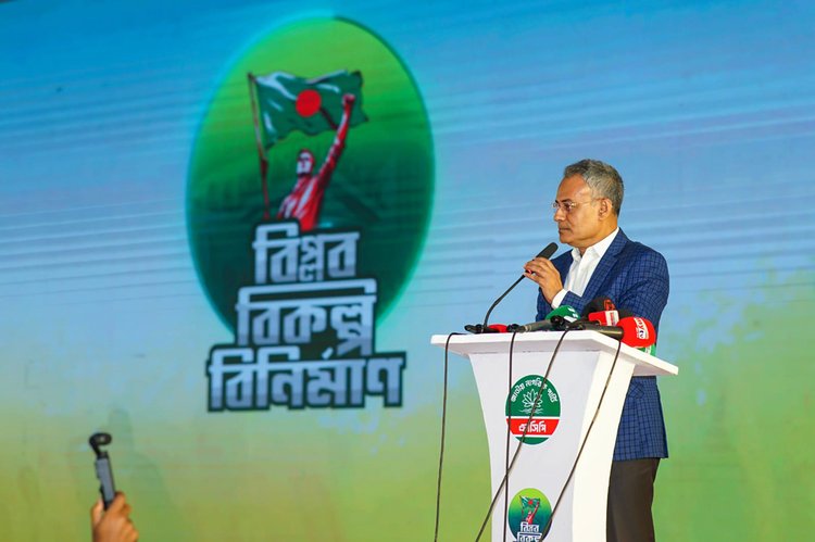 এনসিপির প্রতিষ্ঠাবার্ষিকীর অনুষ্ঠানে বক্তব্য দেন সড়ক পরিবহনমন্ত্রী শেখ রবিউল আলম। ছবি: সংগ্রহীত